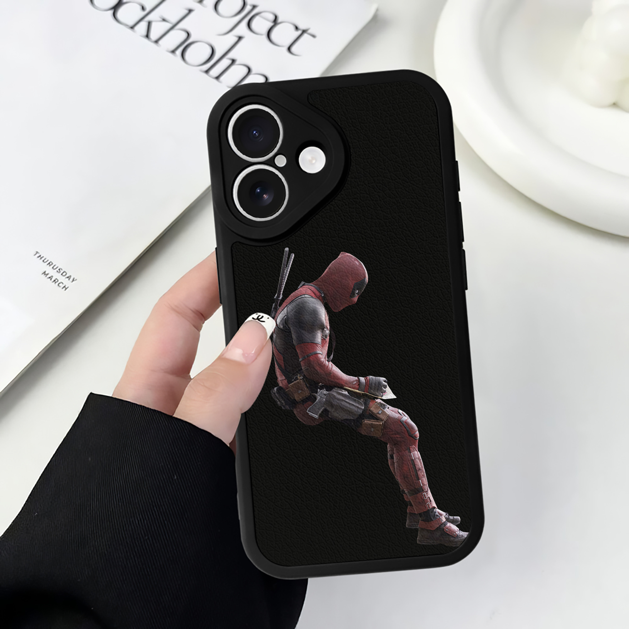 （画像用） Deadpool デッドプール 【iPhone 16シリーズ対応】シリコンスマホケース（レザー調） 材質：シリコン
